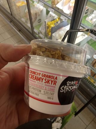 Stay strong granola creamy skyr indeholder Aspartam